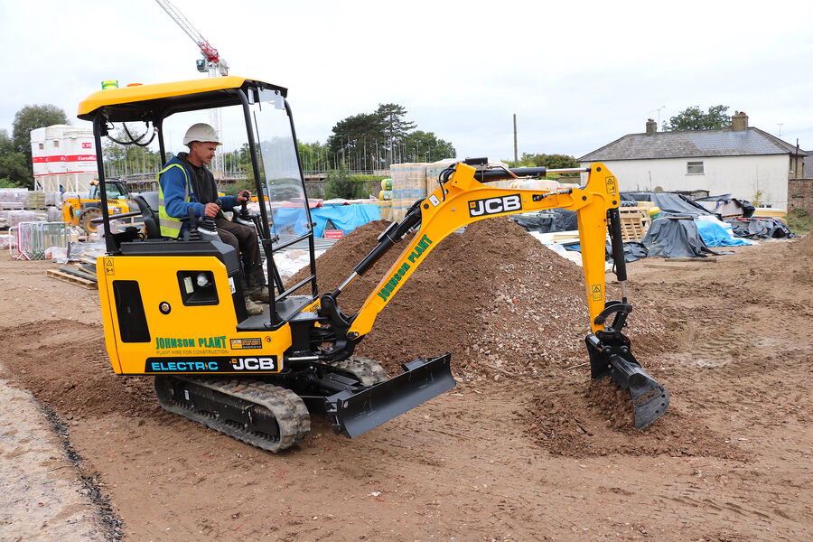 JCB 電動(dòng)微挖19C-1E助客戶贏得新合同